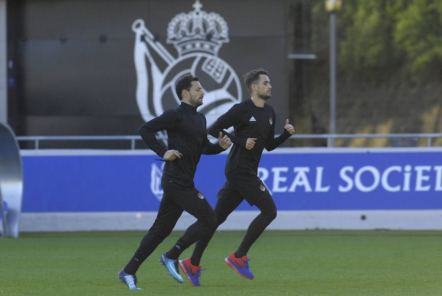 La plantilla de la Real Sociedad, se ha ejercitado este sábado por la tarde en Zubieta con las ausencias de Januzaj y De la Bella.