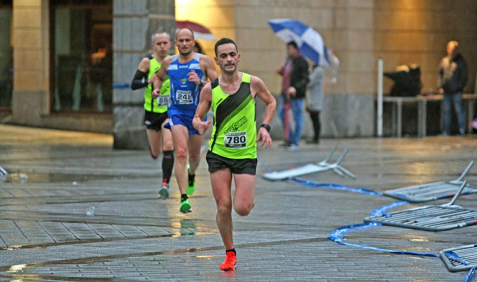 La lluvia no ha deslucido en absoluto el buen ambiente de la San Silvestre de Errenteria, en la que los corredores han disfrutado de la carrera a pesar de las condiciones meteorológicas.