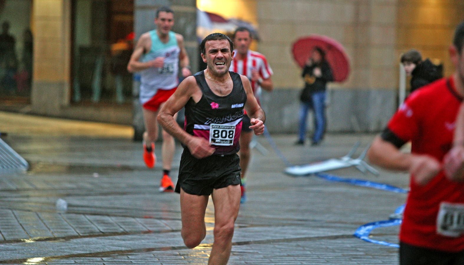 La lluvia no ha deslucido en absoluto el buen ambiente de la San Silvestre de Errenteria, en la que los corredores han disfrutado de la carrera a pesar de las condiciones meteorológicas.