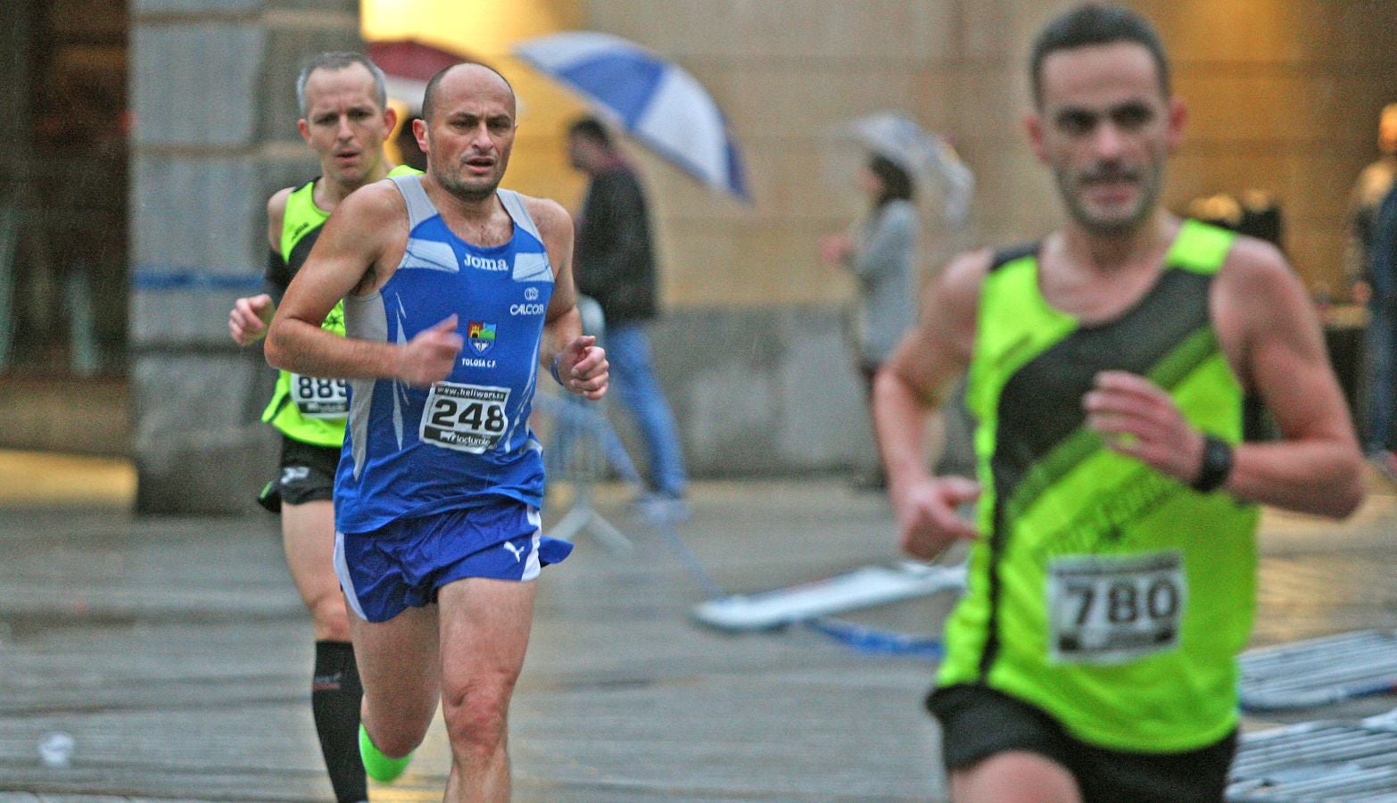La lluvia no ha deslucido en absoluto el buen ambiente de la San Silvestre de Errenteria, en la que los corredores han disfrutado de la carrera a pesar de las condiciones meteorológicas.