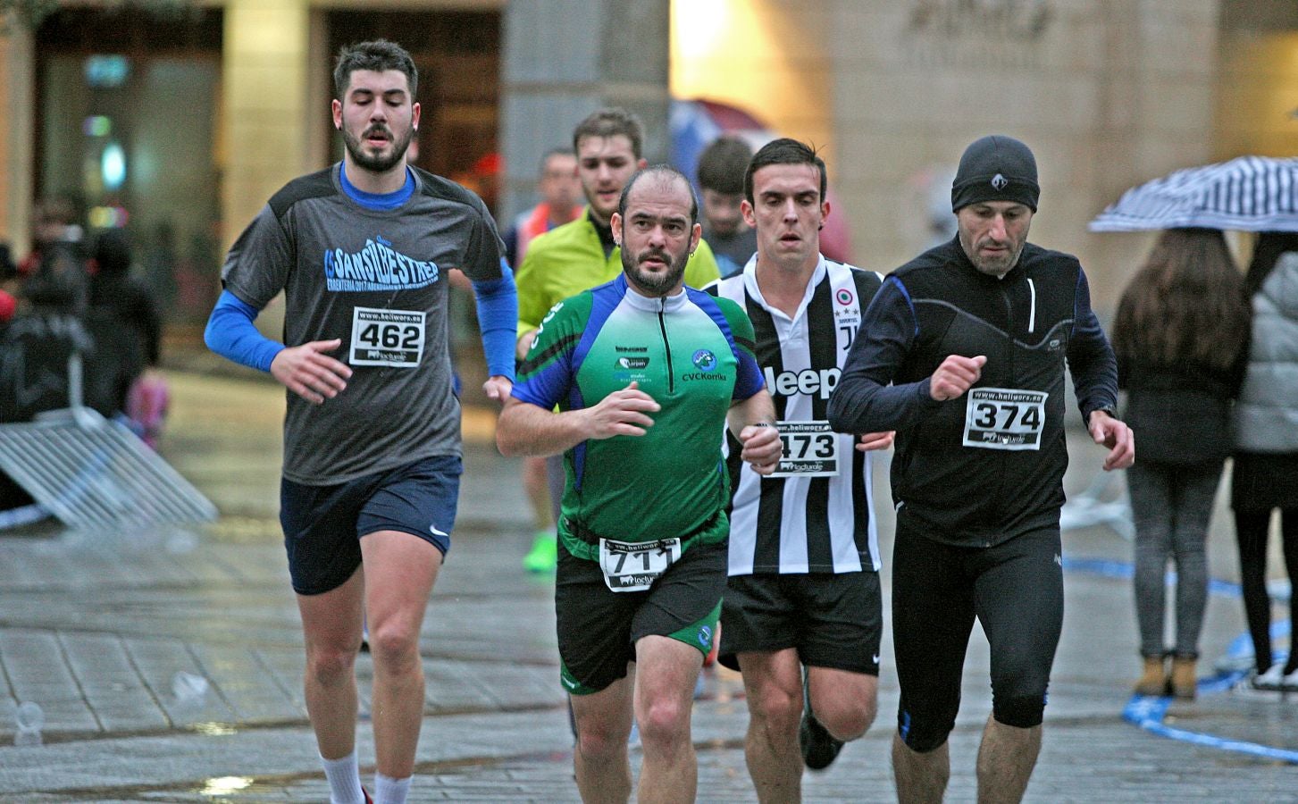 La lluvia no ha deslucido en absoluto el buen ambiente de la San Silvestre de Errenteria, en la que los corredores han disfrutado de la carrera a pesar de las condiciones meteorológicas.
