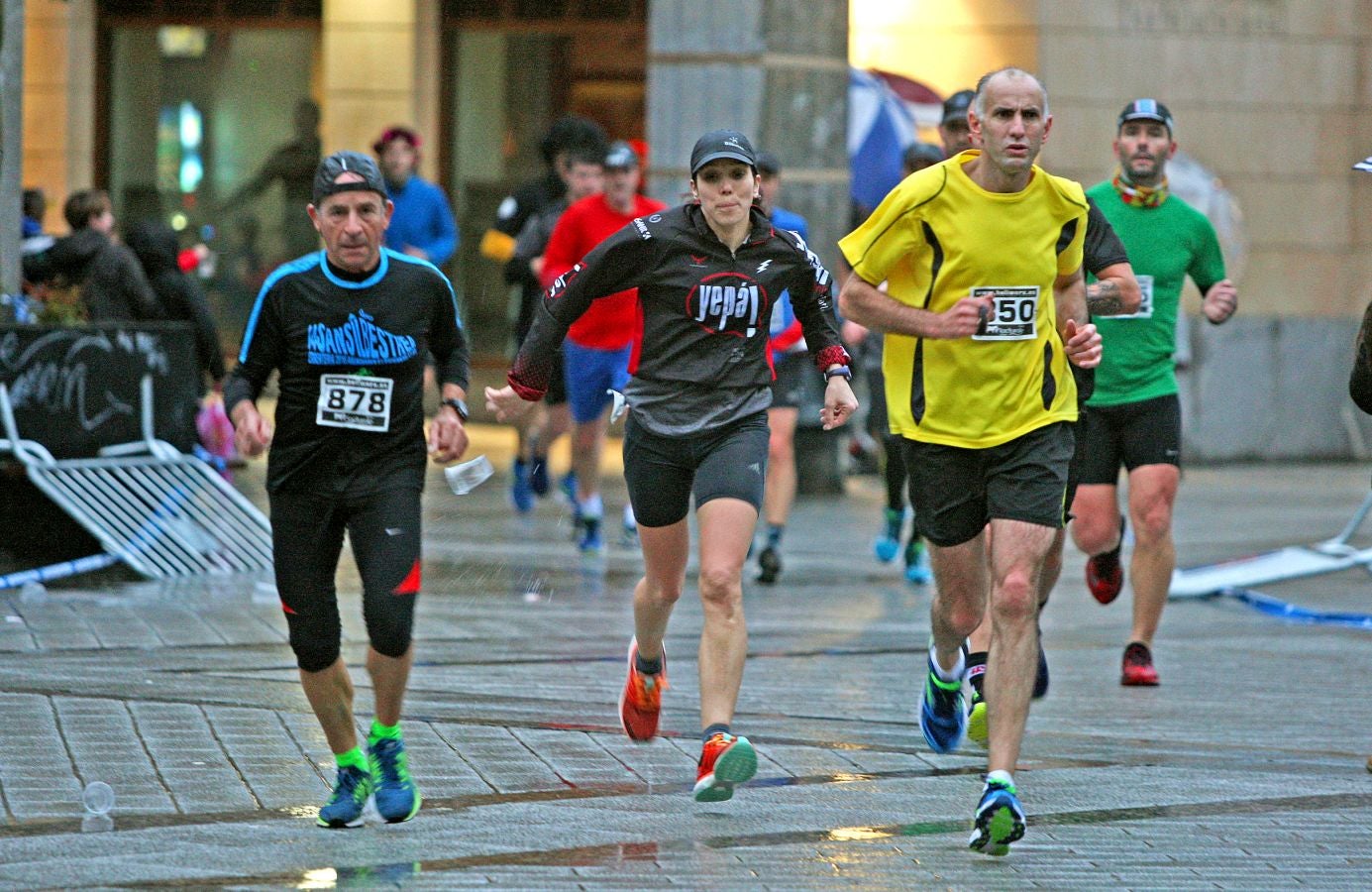 La lluvia no ha deslucido en absoluto el buen ambiente de la San Silvestre de Errenteria, en la que los corredores han disfrutado de la carrera a pesar de las condiciones meteorológicas.