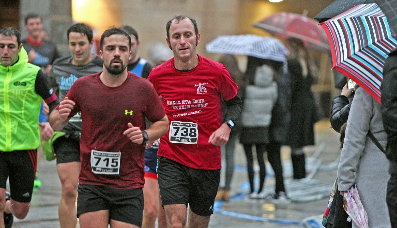 La lluvia no ha deslucido en absoluto el buen ambiente de la San Silvestre de Errenteria, en la que los corredores han disfrutado de la carrera a pesar de las condiciones meteorológicas.