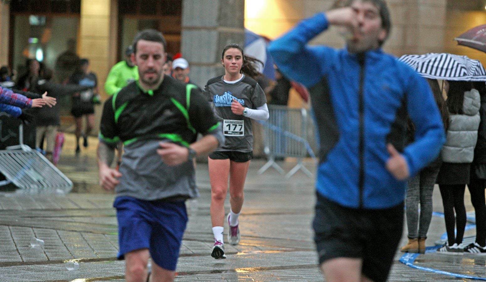 La lluvia no ha deslucido en absoluto el buen ambiente de la San Silvestre de Errenteria, en la que los corredores han disfrutado de la carrera a pesar de las condiciones meteorológicas.