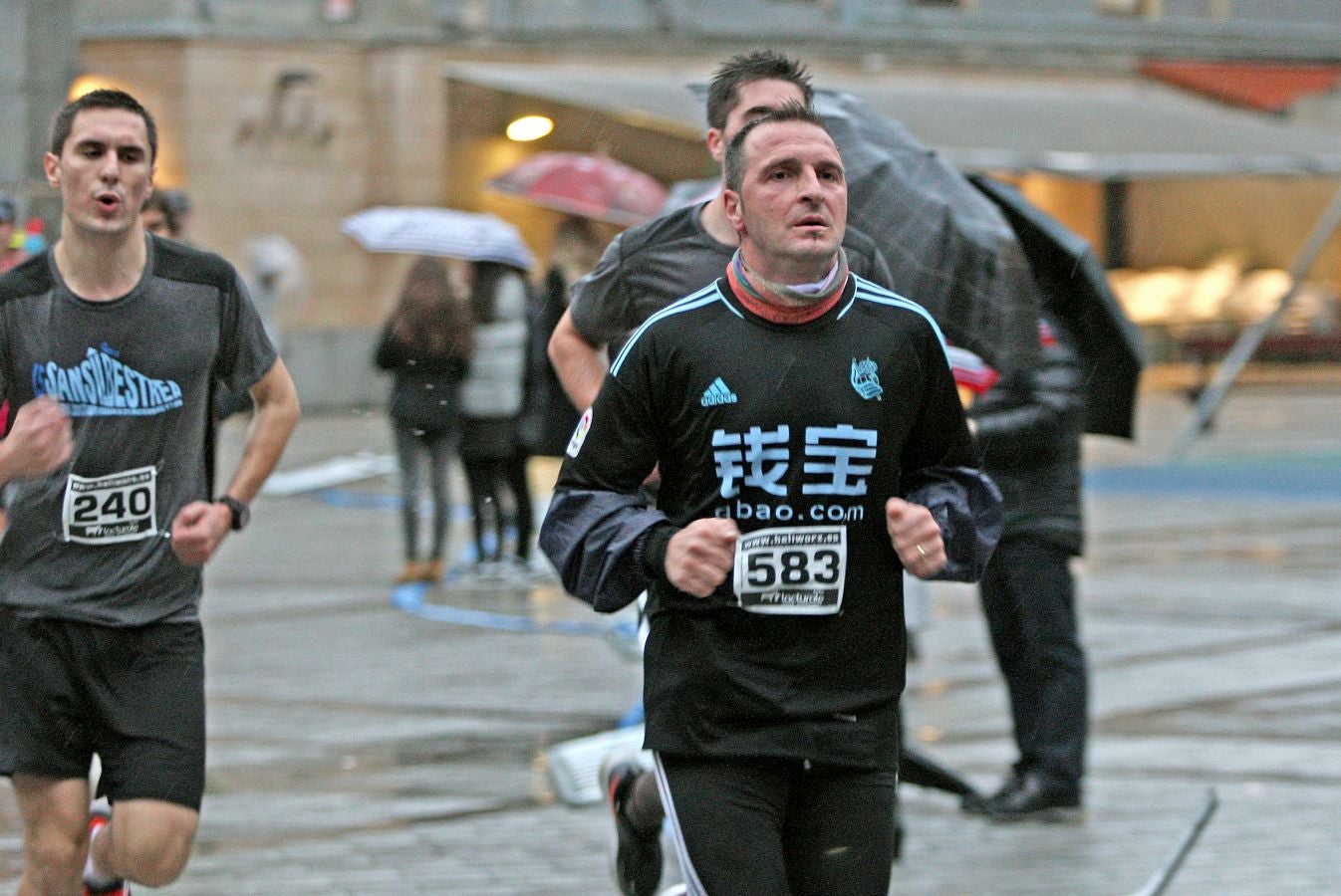 La lluvia no ha deslucido en absoluto el buen ambiente de la San Silvestre de Errenteria, en la que los corredores han disfrutado de la carrera a pesar de las condiciones meteorológicas.