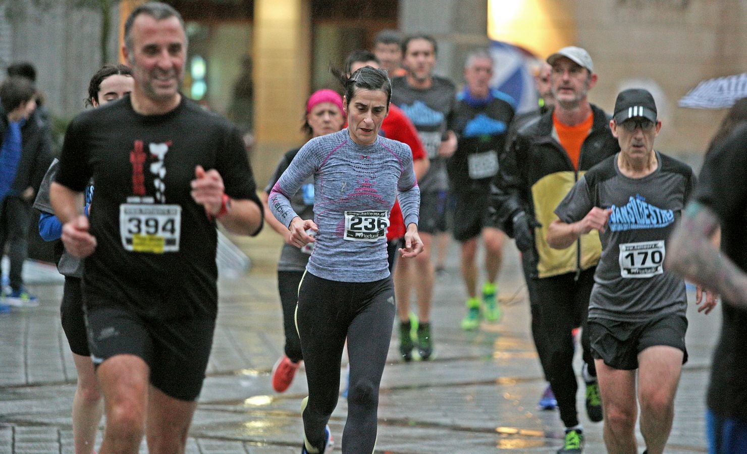 La lluvia no ha deslucido en absoluto el buen ambiente de la San Silvestre de Errenteria, en la que los corredores han disfrutado de la carrera a pesar de las condiciones meteorológicas.