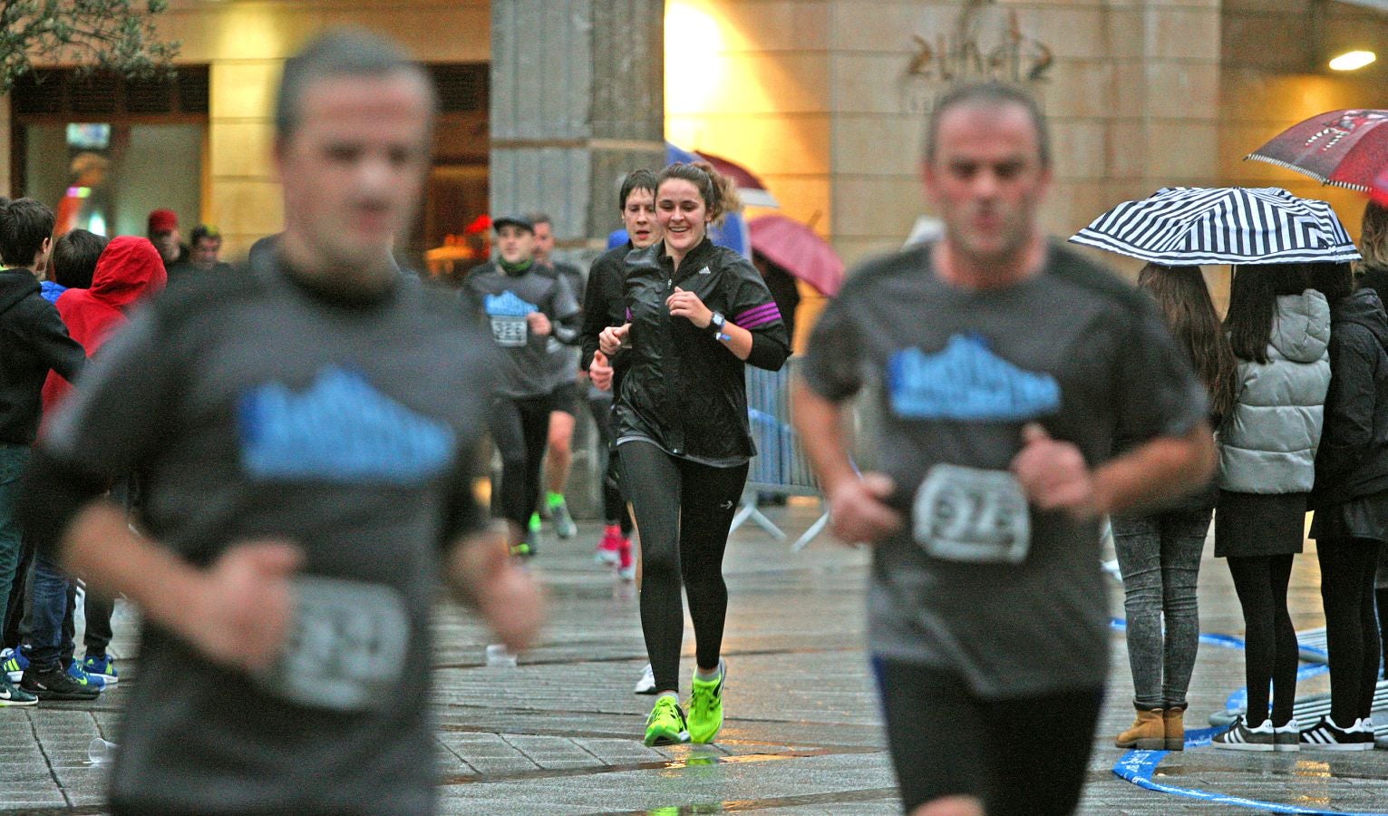 La lluvia no ha deslucido en absoluto el buen ambiente de la San Silvestre de Errenteria, en la que los corredores han disfrutado de la carrera a pesar de las condiciones meteorológicas.