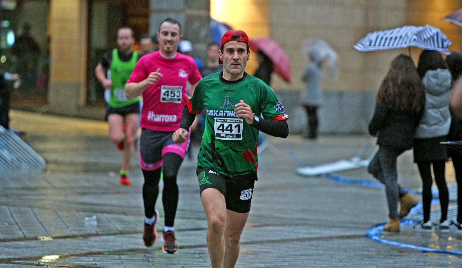 La lluvia no ha deslucido en absoluto el buen ambiente de la San Silvestre de Errenteria, en la que los corredores han disfrutado de la carrera a pesar de las condiciones meteorológicas.