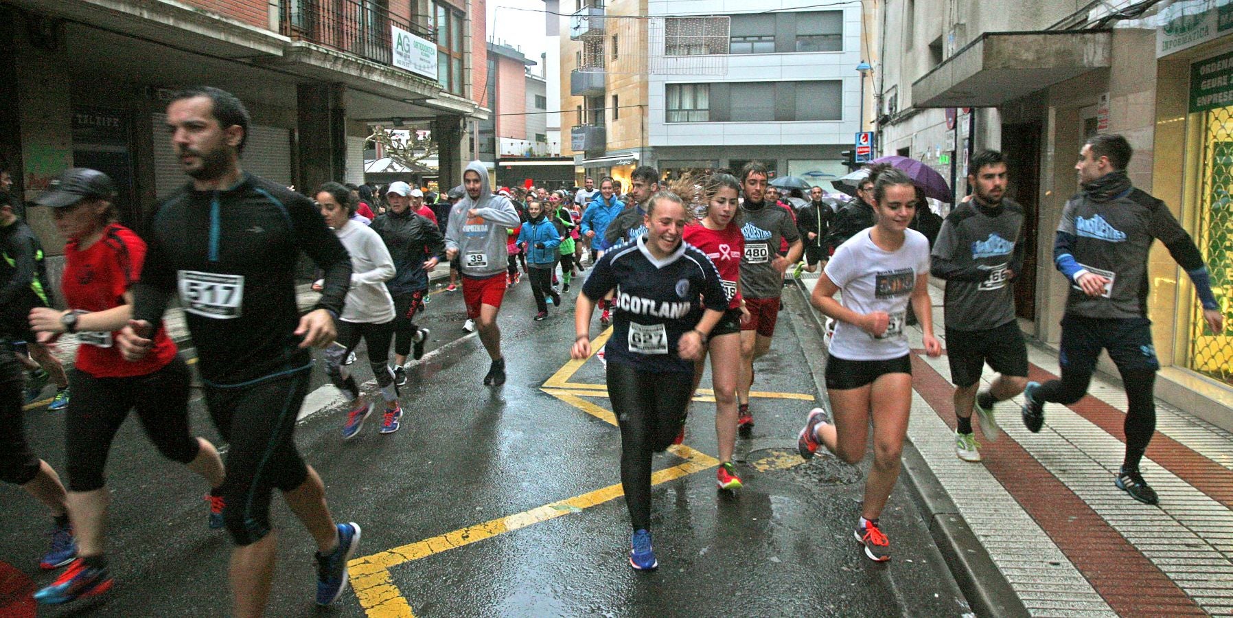 La lluvia no ha deslucido en absoluto el buen ambiente de la San Silvestre de Errenteria, en la que los corredores han disfrutado de la carrera a pesar de las condiciones meteorológicas.