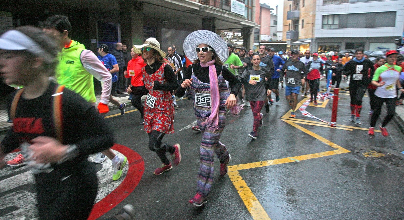 La lluvia no ha deslucido en absoluto el buen ambiente de la San Silvestre de Errenteria, en la que los corredores han disfrutado de la carrera a pesar de las condiciones meteorológicas.
