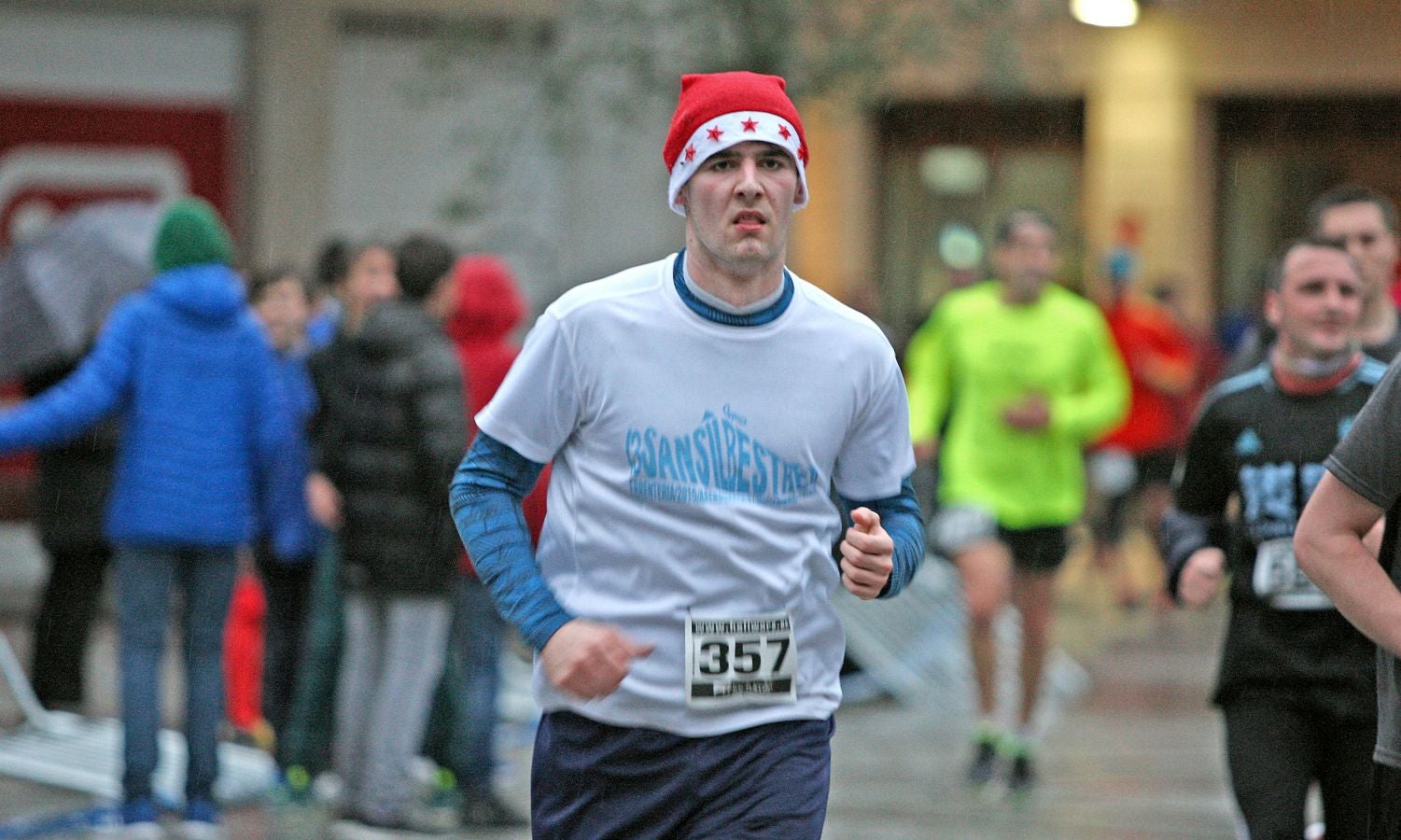 La lluvia no ha deslucido en absoluto el buen ambiente de la San Silvestre de Errenteria, en la que los corredores han disfrutado de la carrera a pesar de las condiciones meteorológicas.