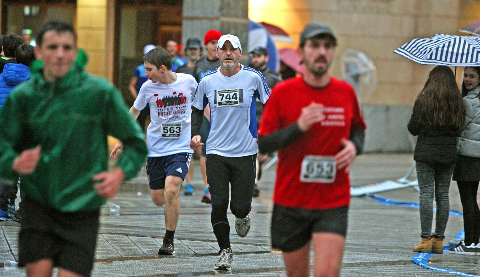 La lluvia no ha deslucido en absoluto el buen ambiente de la San Silvestre de Errenteria, en la que los corredores han disfrutado de la carrera a pesar de las condiciones meteorológicas.
