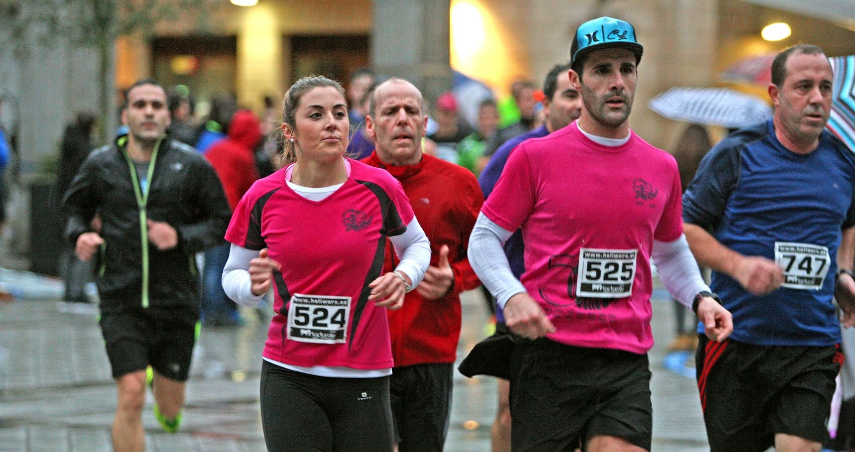 La lluvia no ha deslucido en absoluto el buen ambiente de la San Silvestre de Errenteria, en la que los corredores han disfrutado de la carrera a pesar de las condiciones meteorológicas.