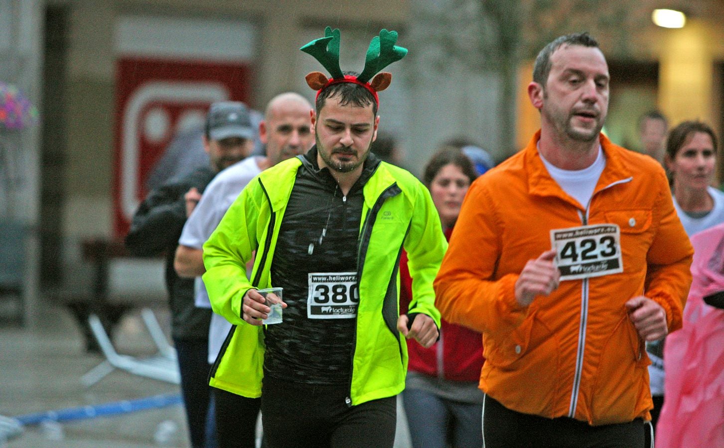 La lluvia no ha deslucido en absoluto el buen ambiente de la San Silvestre de Errenteria, en la que los corredores han disfrutado de la carrera a pesar de las condiciones meteorológicas.