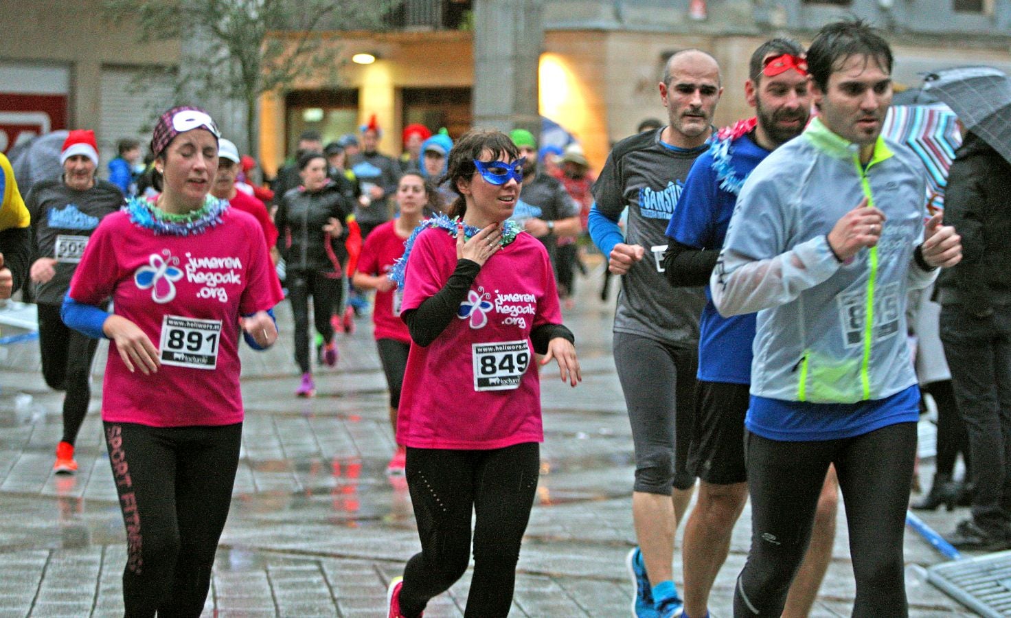 La lluvia no ha deslucido en absoluto el buen ambiente de la San Silvestre de Errenteria, en la que los corredores han disfrutado de la carrera a pesar de las condiciones meteorológicas.