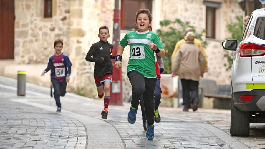 Los más pequeños se han sumado a esta sana tradición de terminar el año con una carrerita. 