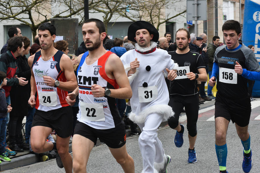 Cientos de personas de todas las edades han tomado parte este domingo de la tradicional carrera de San Silvestre en Andoain.