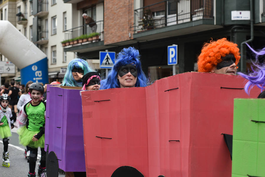 Cientos de personas de todas las edades han tomado parte este domingo de la tradicional carrera de San Silvestre en Andoain.