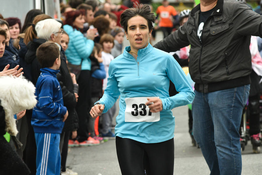 Cientos de personas de todas las edades han tomado parte este domingo de la tradicional carrera de San Silvestre en Andoain.