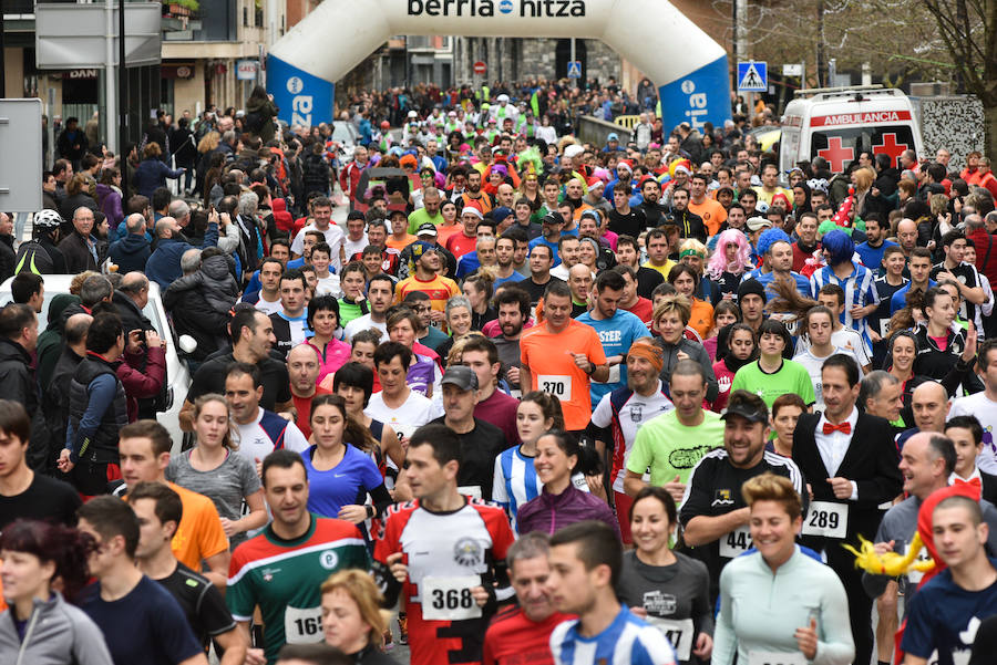 Cientos de personas de todas las edades han tomado parte este domingo de la tradicional carrera de San Silvestre en Andoain.