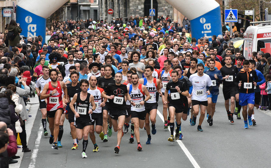 Cientos de personas de todas las edades han tomado parte este domingo de la tradicional carrera de San Silvestre en Andoain.