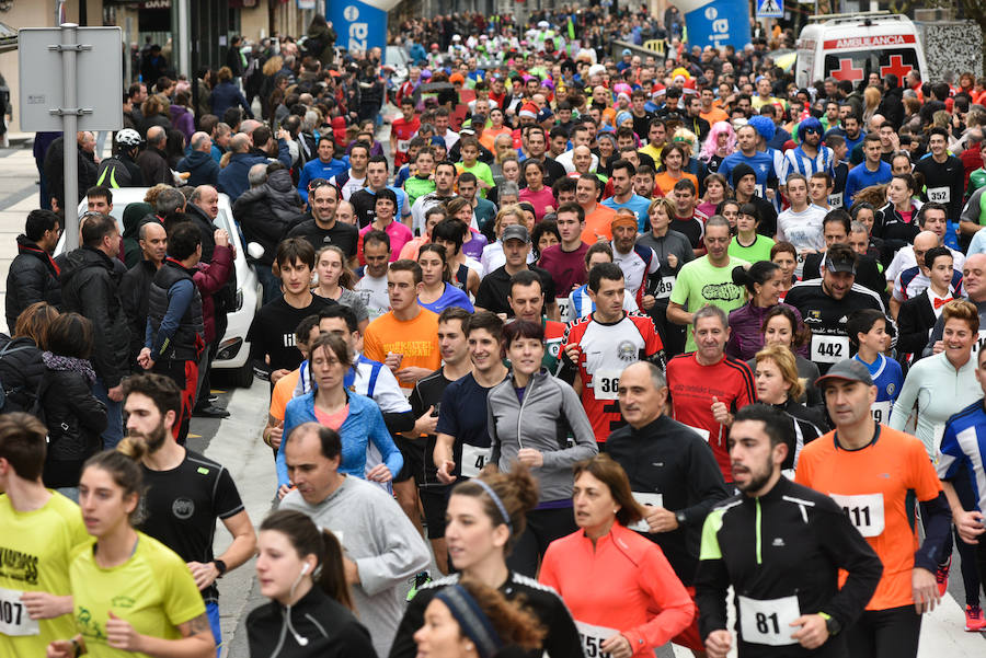 Cientos de personas de todas las edades han tomado parte este domingo de la tradicional carrera de San Silvestre en Andoain.