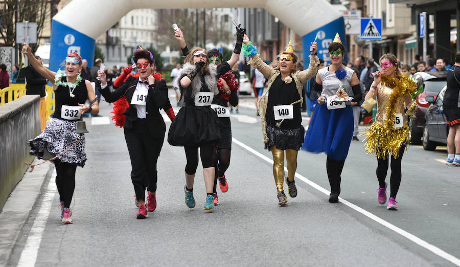 Cientos de personas de todas las edades han tomado parte este domingo de la tradicional carrera de San Silvestre en Andoain.