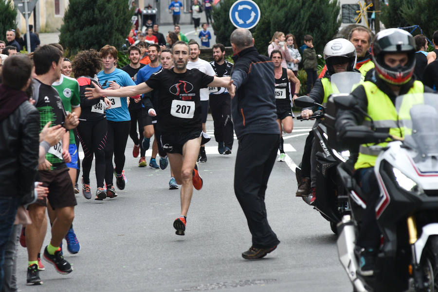 Cientos de personas de todas las edades han tomado parte este domingo de la tradicional carrera de San Silvestre en Andoain.