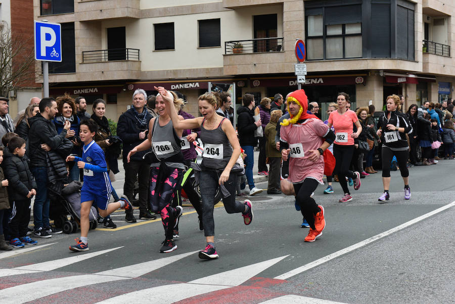 Cientos de personas de todas las edades han tomado parte este domingo de la tradicional carrera de San Silvestre en Andoain.