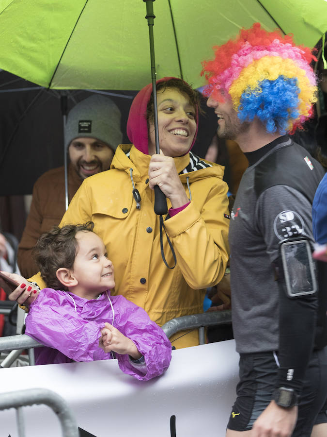 El guipuzcoano Eneko Agirrezabal y la labortana Betty Urruty se llevan una de las ediciones más desagradables de los últimos años por la meteorología que no ha frenado a los 4.000 participantes.