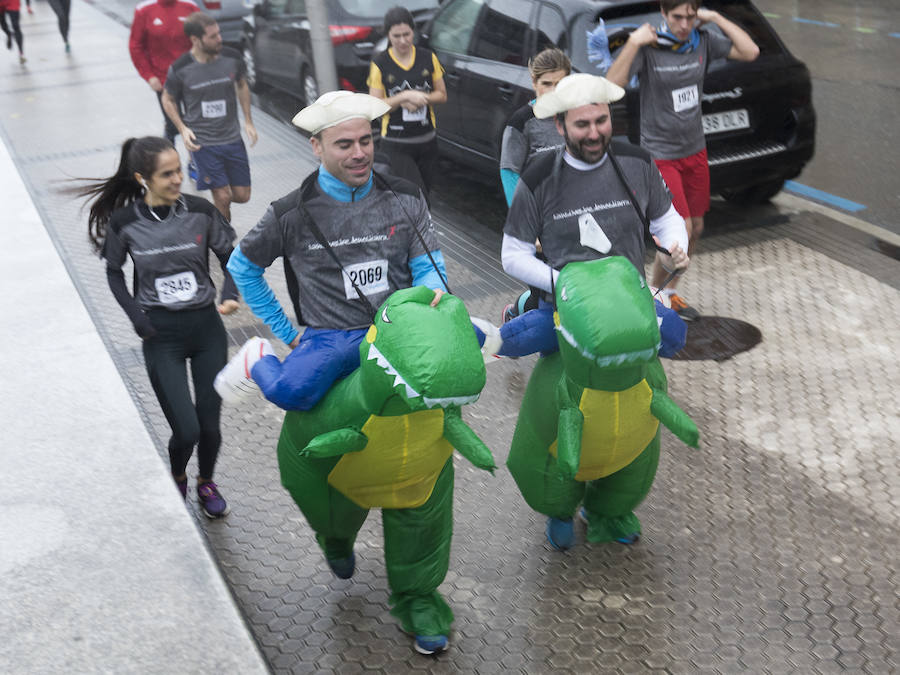 El guipuzcoano Eneko Agirrezabal y la labortana Betty Urruty se llevan una de las ediciones más desagradables de los últimos años por la meteorología que no ha frenado a los 4.000 participantes.