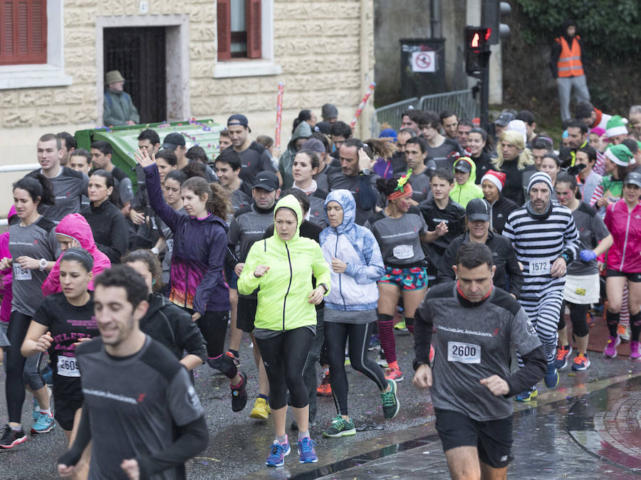 El guipuzcoano Eneko Agirrezabal y la labortana Betty Urruty se llevan una de las ediciones más desagradables de los últimos años por la meteorología que no ha frenado a los 4.000 participantes.