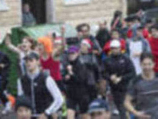 El guipuzcoano Eneko Agirrezabal y la labortana Betty Urruty se llevan una de las ediciones más desagradables de los últimos años por la meteorología que no ha frenado a los 4.000 participantes.