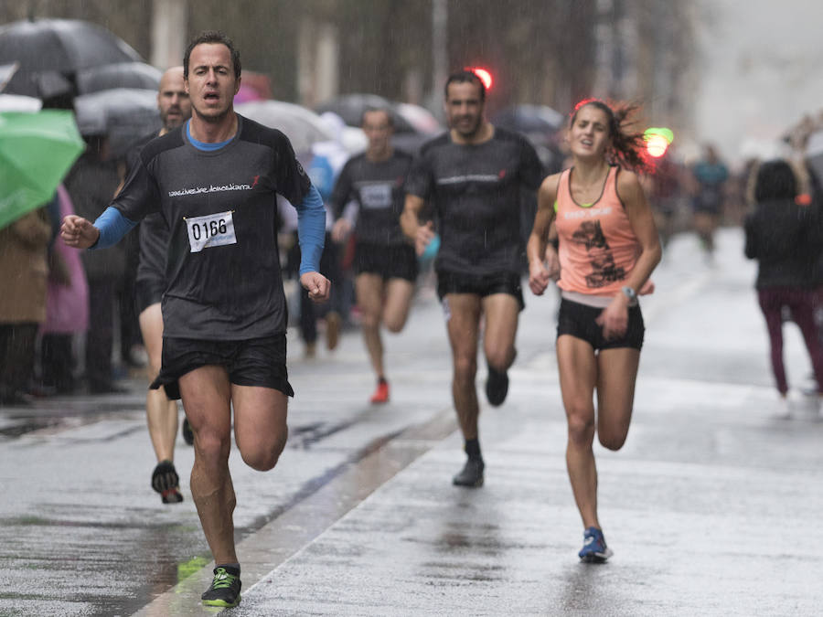 El guipuzcoano Eneko Agirrezabal y la labortana Betty Urruty se llevan una de las ediciones más desagradables de los últimos años por la meteorología que no ha frenado a los 4.000 participantes.
