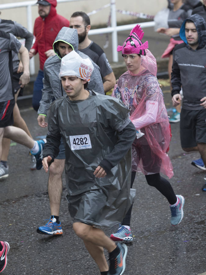 El guipuzcoano Eneko Agirrezabal y la labortana Betty Urruty se llevan una de las ediciones más desagradables de los últimos años por la meteorología que no ha frenado a los 4.000 participantes.