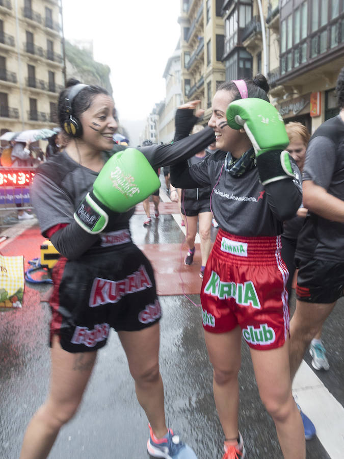 El guipuzcoano Eneko Agirrezabal y la labortana Betty Urruty se llevan una de las ediciones más desagradables de los últimos años por la meteorología que no ha frenado a los 4.000 participantes.