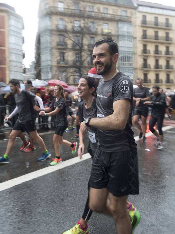 El guipuzcoano Eneko Agirrezabal y la labortana Betty Urruty se llevan una de las ediciones más desagradables de los últimos años por la meteorología que no ha frenado a los 4.000 participantes.