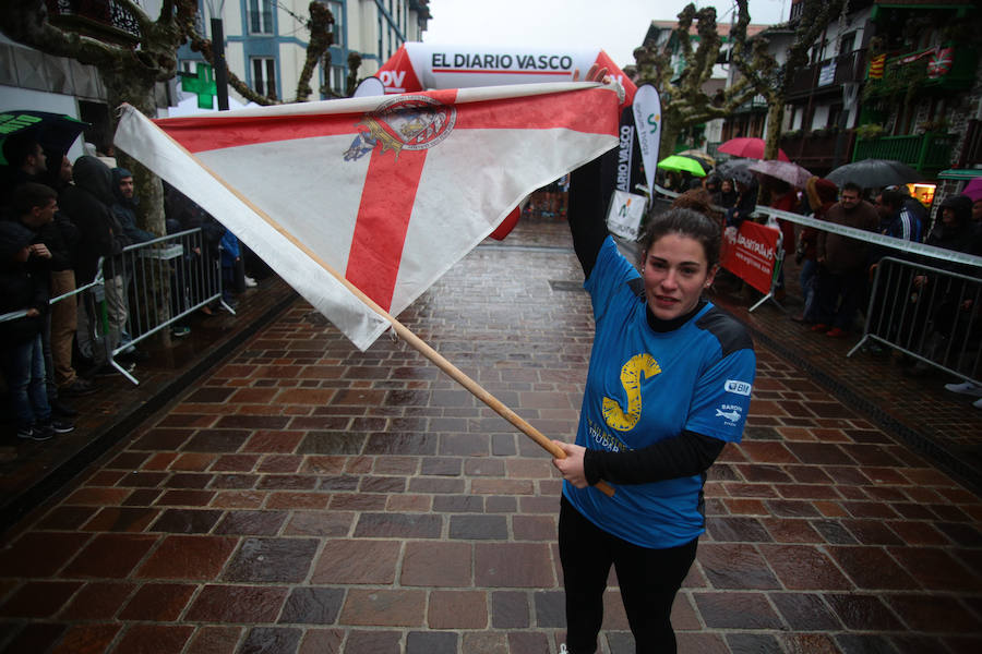 Cientos de personas han corrido este domingo la San Silvestre en Hondarribia.