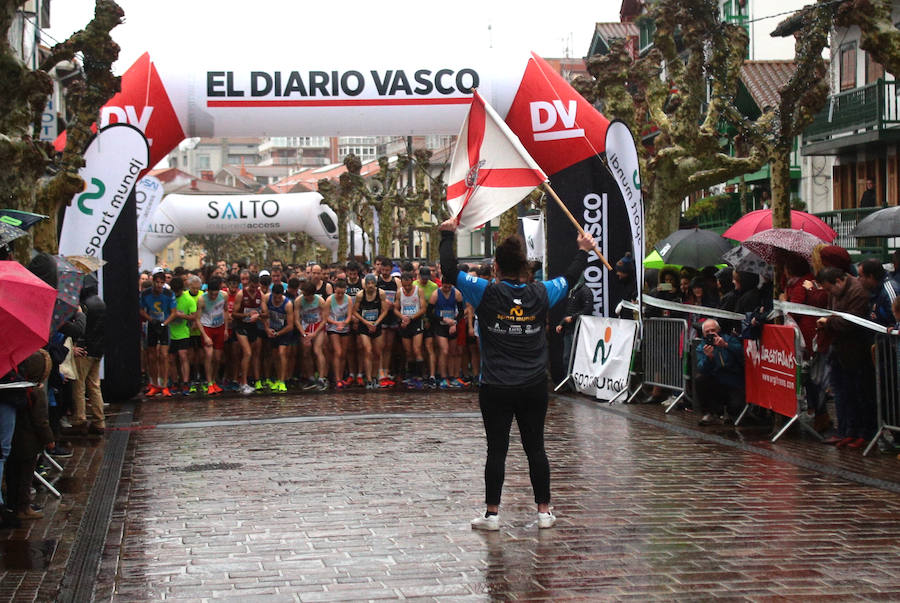 Cientos de personas han corrido este domingo la San Silvestre en Hondarribia.