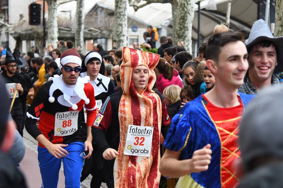 La San Silvestre de Beasain ha sido un año más un éxito tanto en participación como en l.a gente que ha seguido la prueba en directo animando a los corredores.