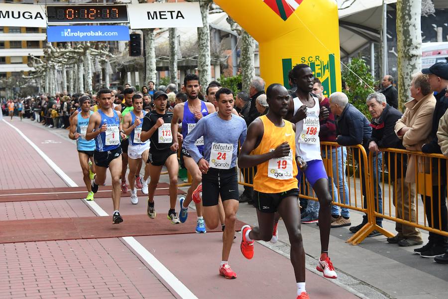 La San Silvestre de Beasain ha sido un año más un éxito tanto en participación como en l.a gente que ha seguido la prueba en directo animando a los corredores.