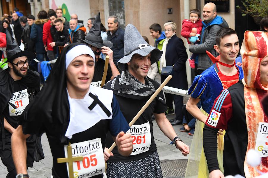 La San Silvestre de Beasain ha sido un año más un éxito tanto en participación como en l.a gente que ha seguido la prueba en directo animando a los corredores.