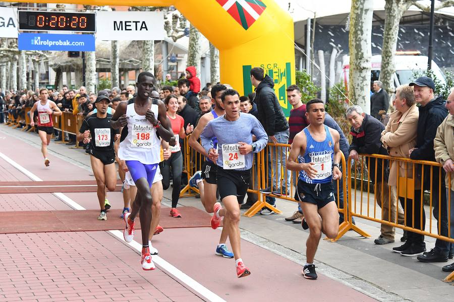 La San Silvestre de Beasain ha sido un año más un éxito tanto en participación como en l.a gente que ha seguido la prueba en directo animando a los corredores.