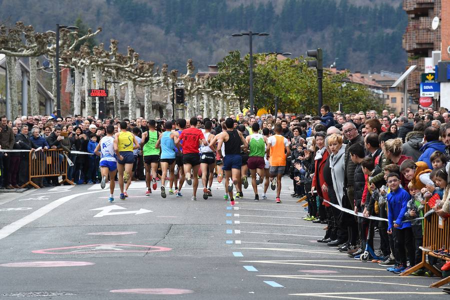 La San Silvestre de Beasain ha sido un año más un éxito tanto en participación como en l.a gente que ha seguido la prueba en directo animando a los corredores.