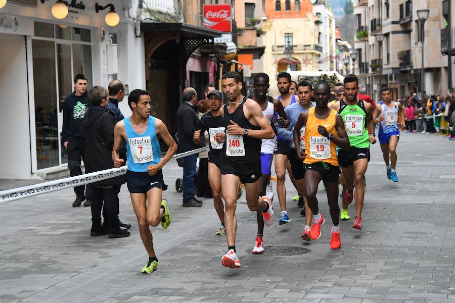 La San Silvestre de Beasain ha sido un año más un éxito tanto en participación como en l.a gente que ha seguido la prueba en directo animando a los corredores.