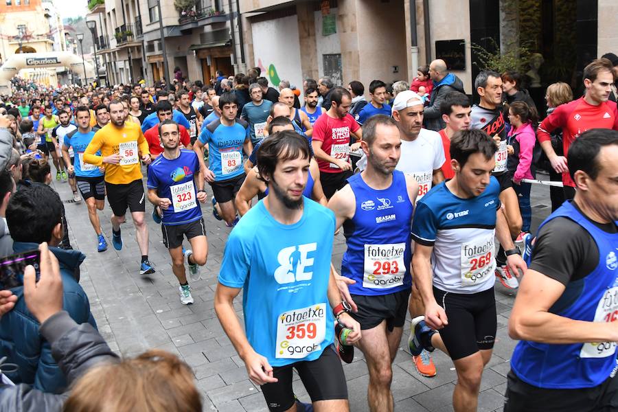 La San Silvestre de Beasain ha sido un año más un éxito tanto en participación como en l.a gente que ha seguido la prueba en directo animando a los corredores.