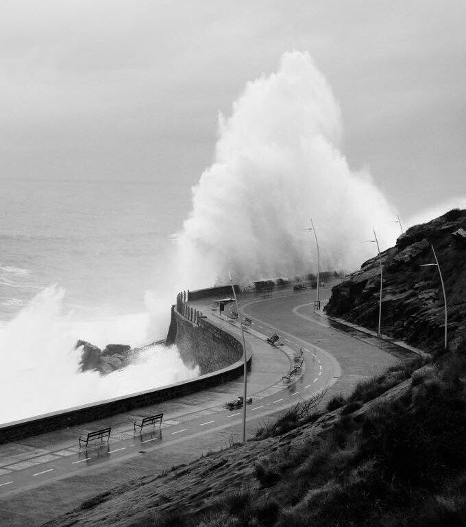 La costa guipuzcoana continúa en alerta naranja por temporal de mar. l Paseo Nuevo de San Sebastián permacerá cerrado hoy y el de Eduardo Chillida y el de Leizaola lo hará desde las 15 horas