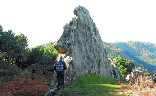 Una de las geoformas que los paseantes podrán conocer este domingo, en su paseo por Ulia.