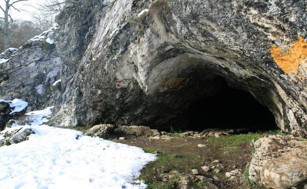 Acceso a la cueva de Mairuelegorreta sin la verja que la cierra en la actualidad. 