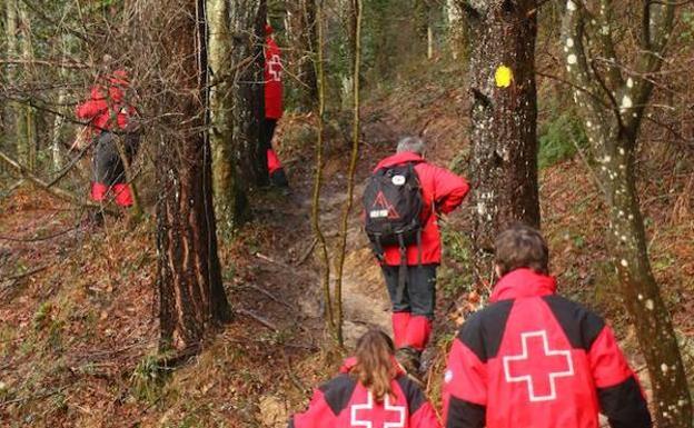 Efectivos de la Cruz Roja en una de las batidas en el Gorbea para encontrar a Jon. 